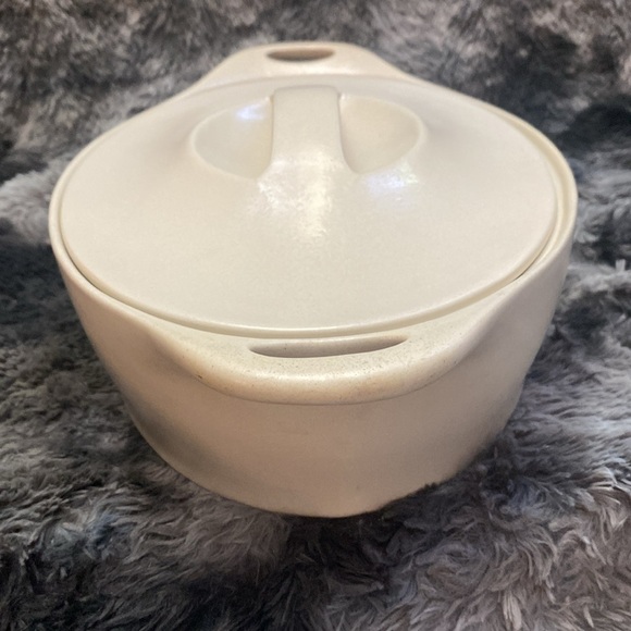 CORNING WARE CREATIONS 2 QT. BEIGE STONEWARE CASSEROLE
DISH W/ COVER - Picture 3 of 16